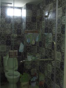 Ấp Lợi ÐủHO GIA AN Home - King Room的一间带卫生间和玻璃淋浴间的浴室