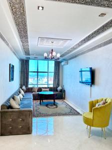 拉腊什Abraj Dubai Larache的客厅配有沙发和桌子