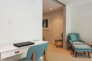 悉尼Stylish parkside retreat的客房设有带笔记本电脑和椅子的书桌。