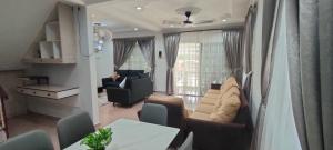 怡保Grey Fantasy Homes#Sunway Water Theme Park的客厅配有沙发和桌子