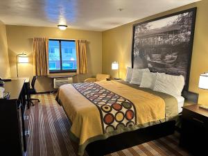 欧克莱尔奥克莱尔WI速8酒店的酒店客房设有一张大床和一张书桌。