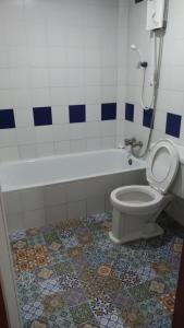 北标府MP Inn的一间带卫生间和浴缸的浴室