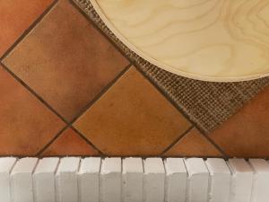 科维良Casa de Partida的客房铺有瓷砖地板,设有白色天花板。