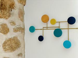 科维良Casa de Partida的墙上挂着五颜六色的挂钩的墙
