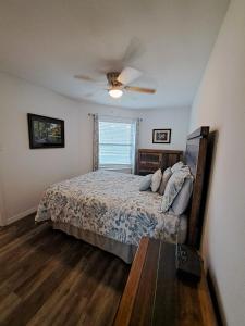 新布朗费尔斯Grandmas River Haus RRC A108的一间卧室配有一张床和吊扇