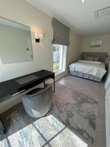 拉尔维克Sjøgata Gjestehus的一间卧室配有一张床和一张带镜子的书桌
