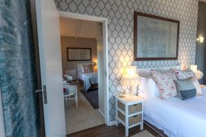 西蒙镇Mariner Guesthouse & Villa的一间卧室设有一张床和一间客厅。