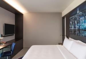迪拜Aloft Dubai Creek的一间酒店客房,配有一张床和一台电视