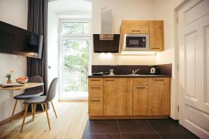 拉古多Freienfeldhof Gala的厨房配有木制橱柜、水槽和桌子