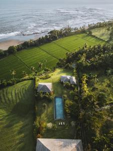 塞莱马德加Balian Prana的享有度假胜地的空中景致,设有游泳池和海洋