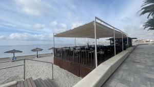 圣佩德罗-德尔皮纳塔尔Modern 2 Bedroom Apt 200m to Beach Full Air Con的海滩旁的餐厅
