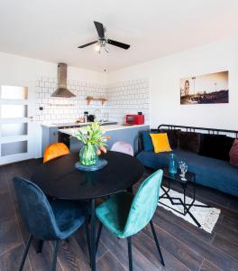 奥洛穆茨Silvie Apartments - Masaryk的客厅配有桌椅和沙发