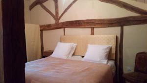 TroncensClos du Gaja près de Jazz in Marciac的卧室内的一张带两个白色枕头的床