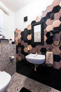 奥洛穆茨Silvie Apartments - Masaryk的一间带水槽和镜子的浴室