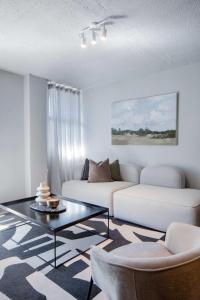 比勒陀利亚Circa Aparthotel by Totalstay的带沙发和咖啡桌的客厅