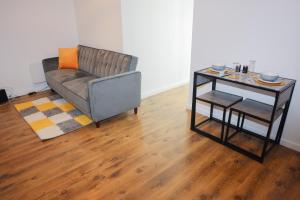 伦敦Cosy Two Bedroom Apartment的客厅配有沙发和桌子