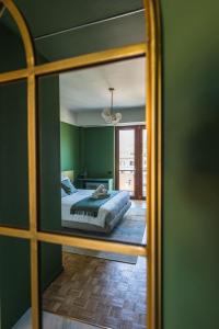科莫Gaby Lake Suites的一间卧室配有一张床和镜子