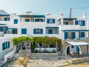 塞里福斯Niel Serifos的享有蓝色和白色房屋的景致
