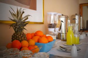 巴耶纳尔Hotel Del Marques的一张桌子,上面放着一碗橘子和 ⁇ 萝