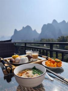 阳朔阳朔山水瑶酒店-含免费阳朔站接送的饭桌上放一碗汤和盘子