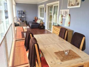 TännesbergMonis Ferienwohnung的客厅配有一张木桌和椅子
