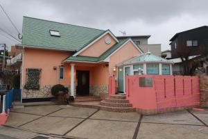 太宰府市1日1組限定Villa Dazaifu 露天風呂付1棟貸し的前面有红墙的房子