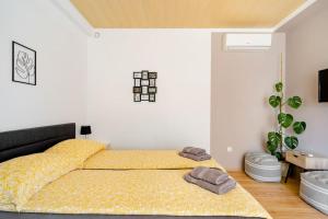 西利皮Airport Garden Room的一间卧室配有一张床,上面有两条毛巾