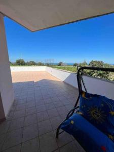 滨海波利尼亚诺Fusella Country House/Villa a Polignano Vista Mare的蓝色的手提箱坐在阳台上
