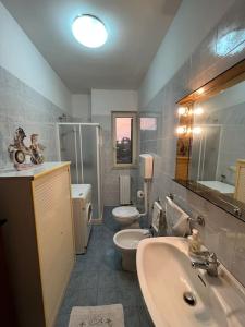 滨海波利尼亚诺Fusella Country House/Villa a Polignano Vista Mare的一间带水槽、卫生间和镜子的浴室
