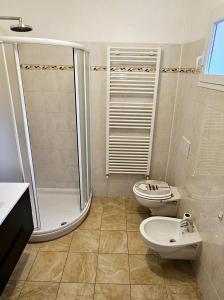 阿尔玛·迪·塔吉亚Casa del Sole的带淋浴、卫生间和盥洗盆的浴室