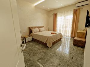 维利波吉Matteo's Apartments的一间卧室设有一张床和一个窗口
