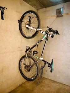 内斯比恩Apotekbygget的挂在墙上的自行车
