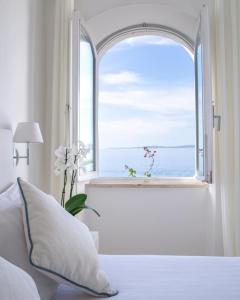 斯库索港Relais La Ghinghetta的一间卧室设有海景窗户