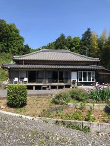 Inashikiビラ里山双林的院子顶部有屋顶的房子
