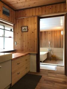 Inashikiビラ里山双林的带浴缸、盥洗盆和浴室的浴室