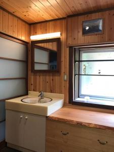 Inashikiビラ里山双林的一间带水槽和窗户的浴室