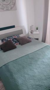 卢宾Apartament Leśny的卧室内的一张带两个枕头的床