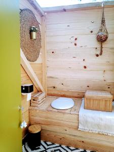 CoutoVerde Água Agroturismo e Agricultura Biológica的木墙浴室设有卫生间