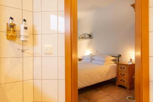 霍尔斯泰因地区奥尔登堡Landhotel Teichwiesenhof, Bed&Breakfast的一间卧室配有一张床和淋浴