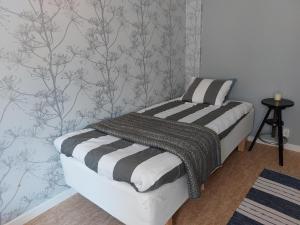 阿灵索斯Flora Dekor gästgård, Lenagården的一间卧室配有一张带黑白毯子的床