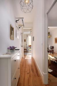 里斯本Charming Lisbon Central Apartment的厨房拥有白色的墙壁和木地板