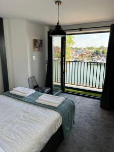 布里斯托Duplex Apartment Harbourside city centre的一间卧室设有一张床和一个大窗户