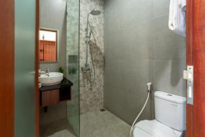 沙努尔Cove Ransha Stay的带淋浴、卫生间和盥洗盆的浴室