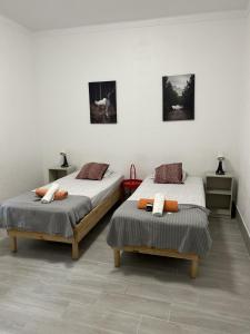 里斯本Oriente DNA Studios IV的一间卧室设有两张床和两个床头柜
