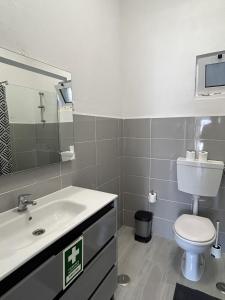 里斯本Oriente DNA Studios IV的浴室配有白色卫生间和盥洗盆。