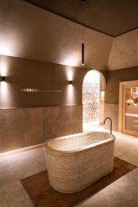 卡拉瓦吉斯德拉海滨QC Termegarda Spa & Golf Resort的一间大浴室,内设一个大浴缸