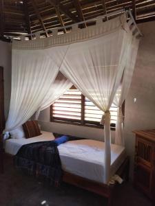 内布拉拉坎邦卡卡假日公园的卧室设有两张床,带窗户