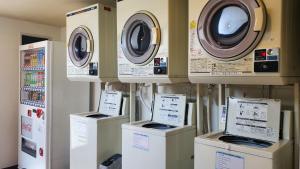 笛吹市路线居甲府石和酒店的商店里展示的一组洗衣机