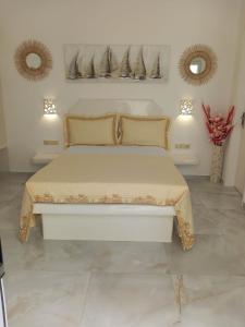 阿吉奥斯普罗科皮奥斯克里马塔利亚公寓的带两面镜子的客房内的一张白色床
