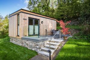 WinsterComfy Lake District Cabins - Winster, Bowness-on-Windermere的一座带石墙的小小木屋